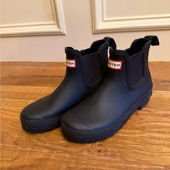 Hunter Black Rain Boots Waterproof Ankle Design - Picture 2 of 8